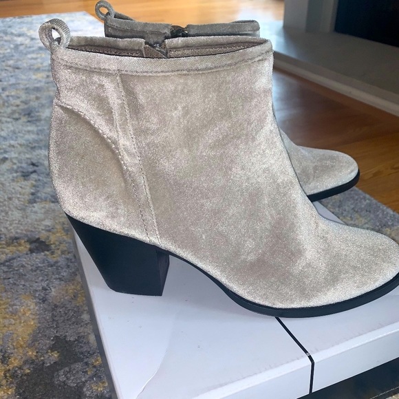 Dolce Vita 'Jozie' Silver Velvet Bootie-Size 9.5 - Picture 3 of 5